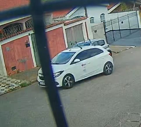 O grupo entrou na residência e manteve a família refém durante a ação