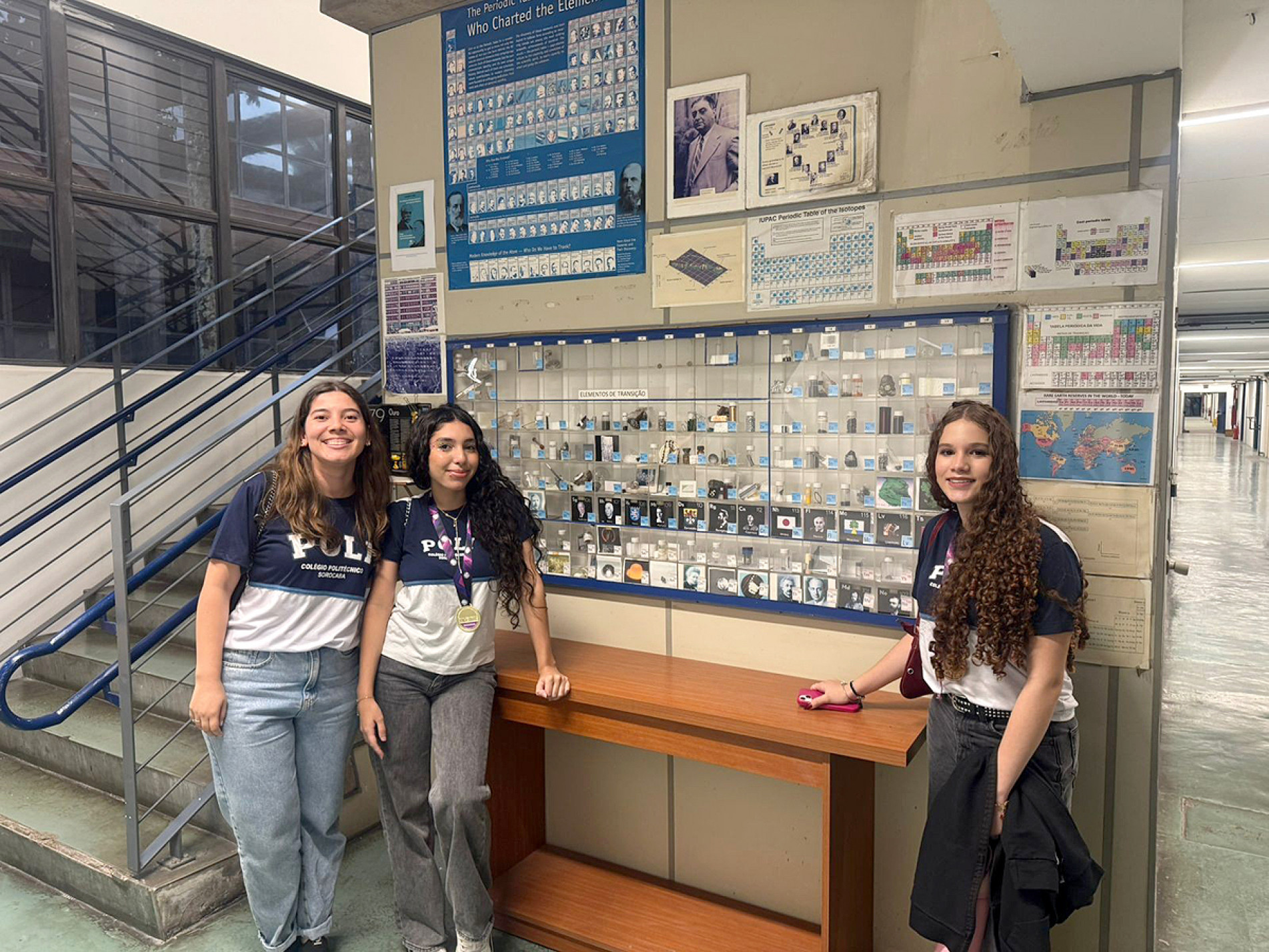 A professora Karen Ouverney dos Santos com as estudantes
