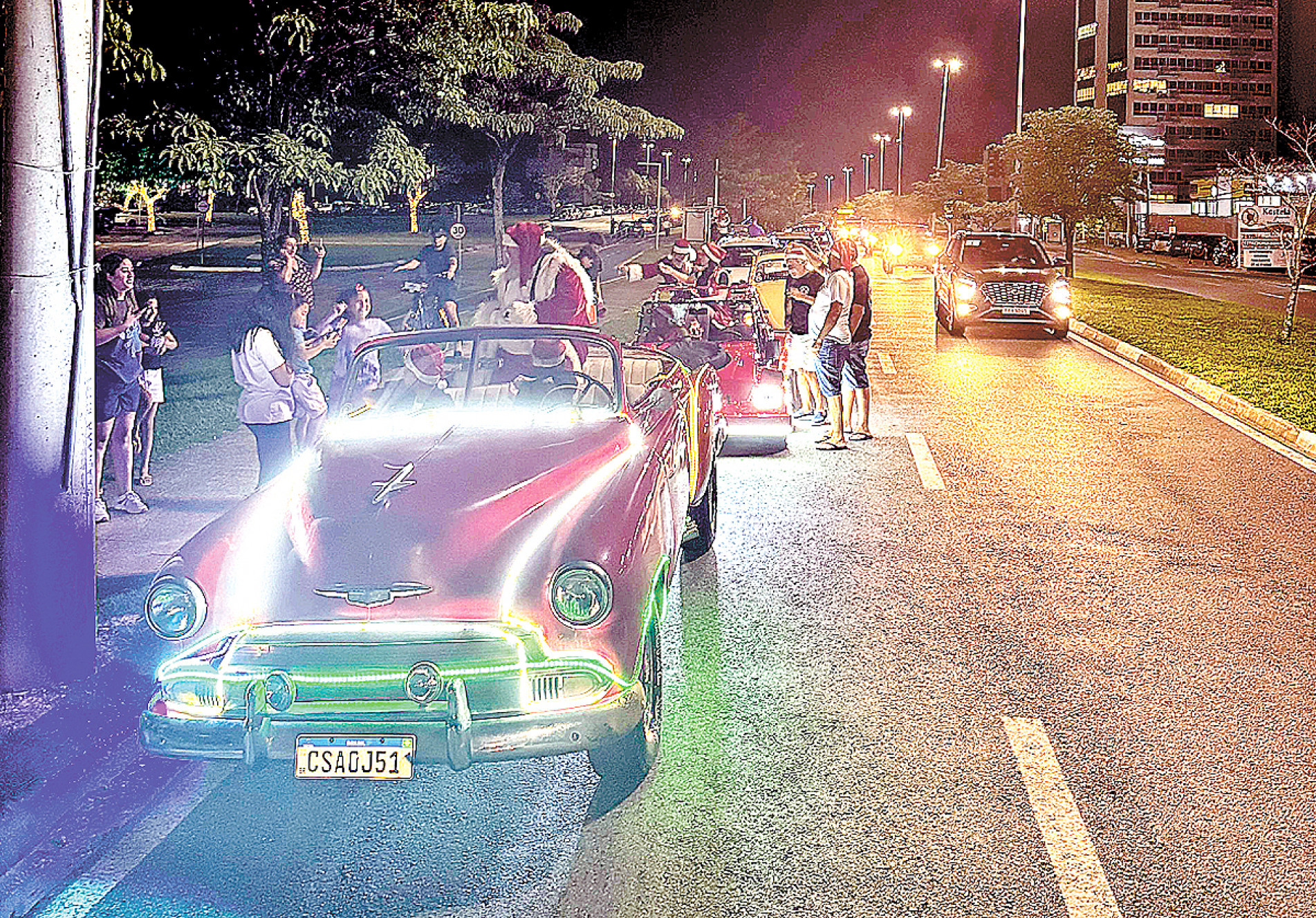 Ao longo do percurso foram distribuídas balas, pipocas doces e minipanetones