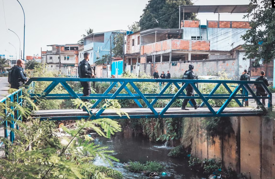 As equipes da polícia também atuam na Baixada Fluminense, nas cidades de Nilópolis e Mesquita