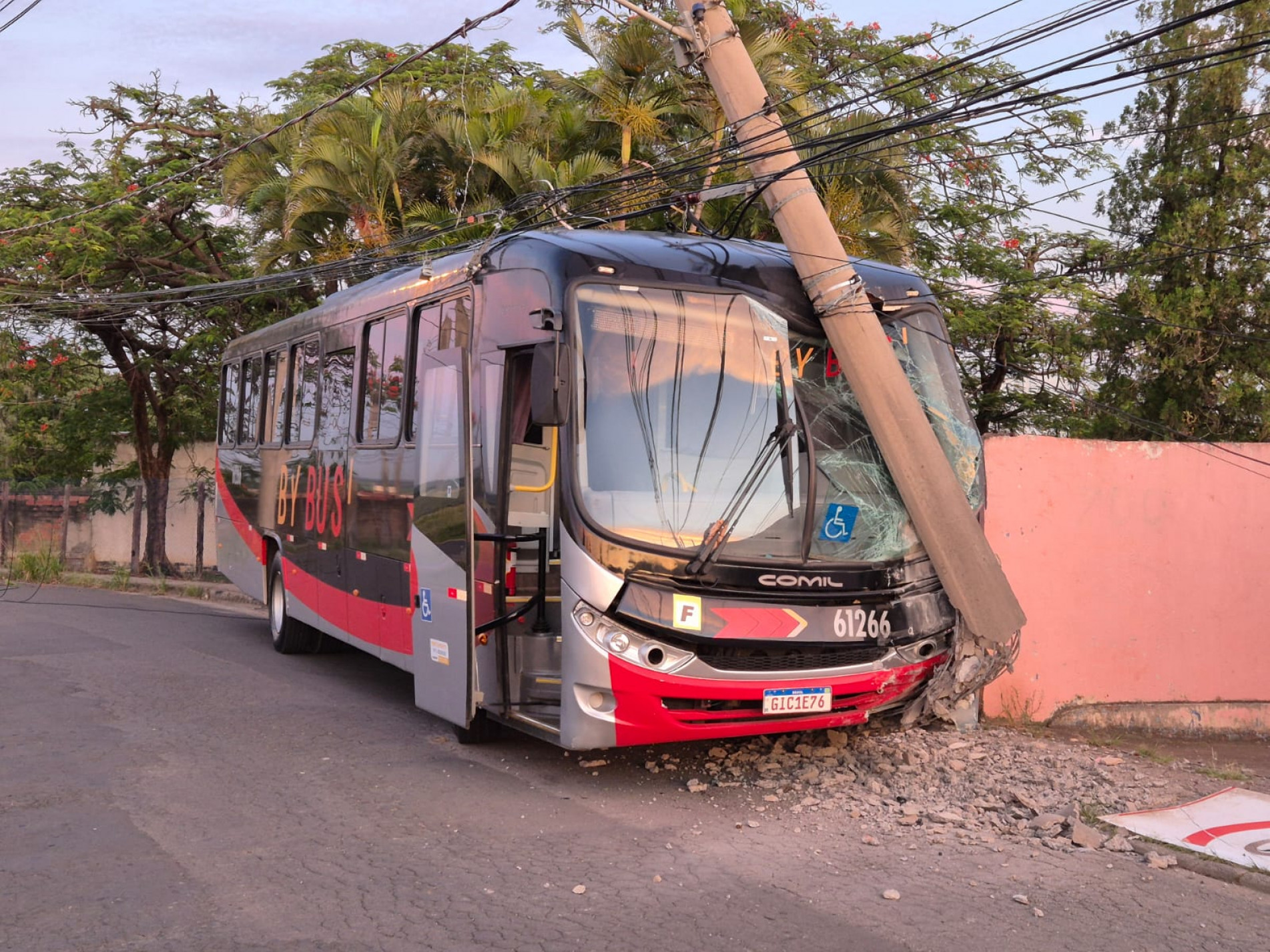 Um ônibus atingiu um poste de luz na madrugada desta sexta-feira (12)
