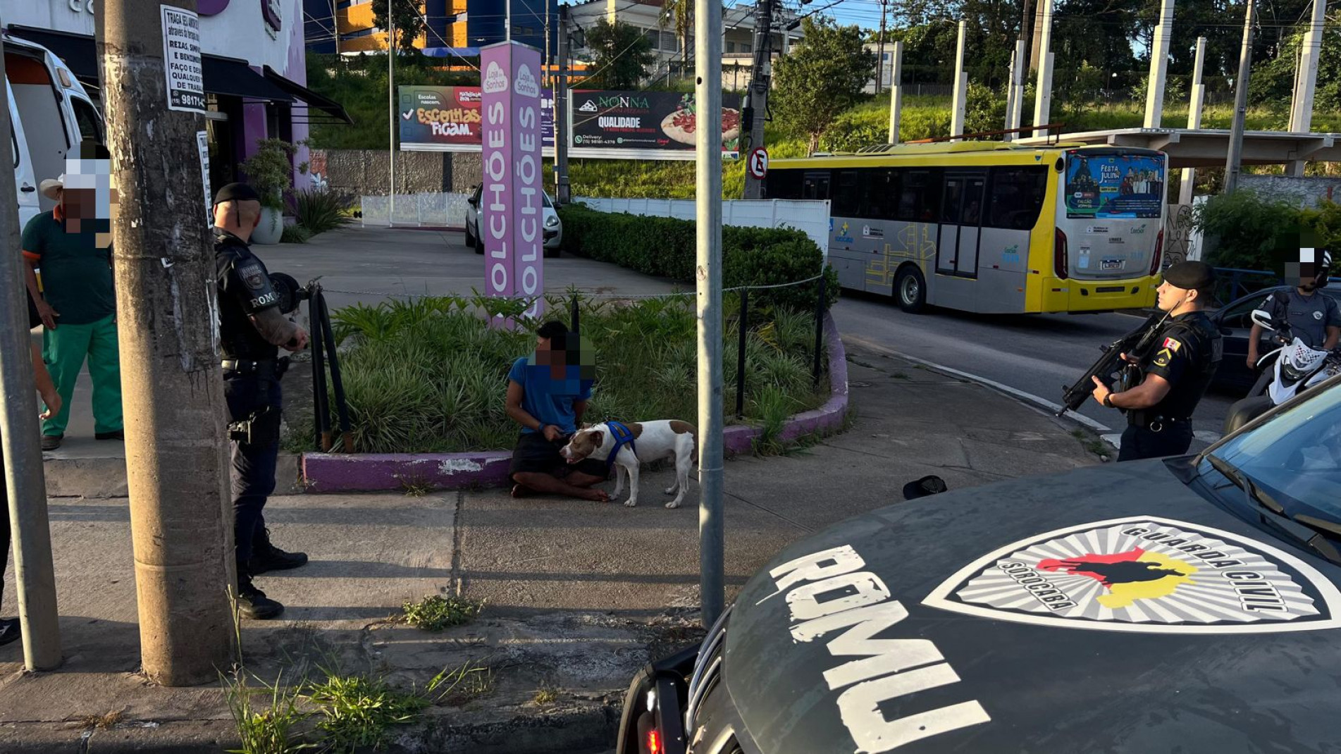  o homem incentivava o animal a avançar contra as pessoas