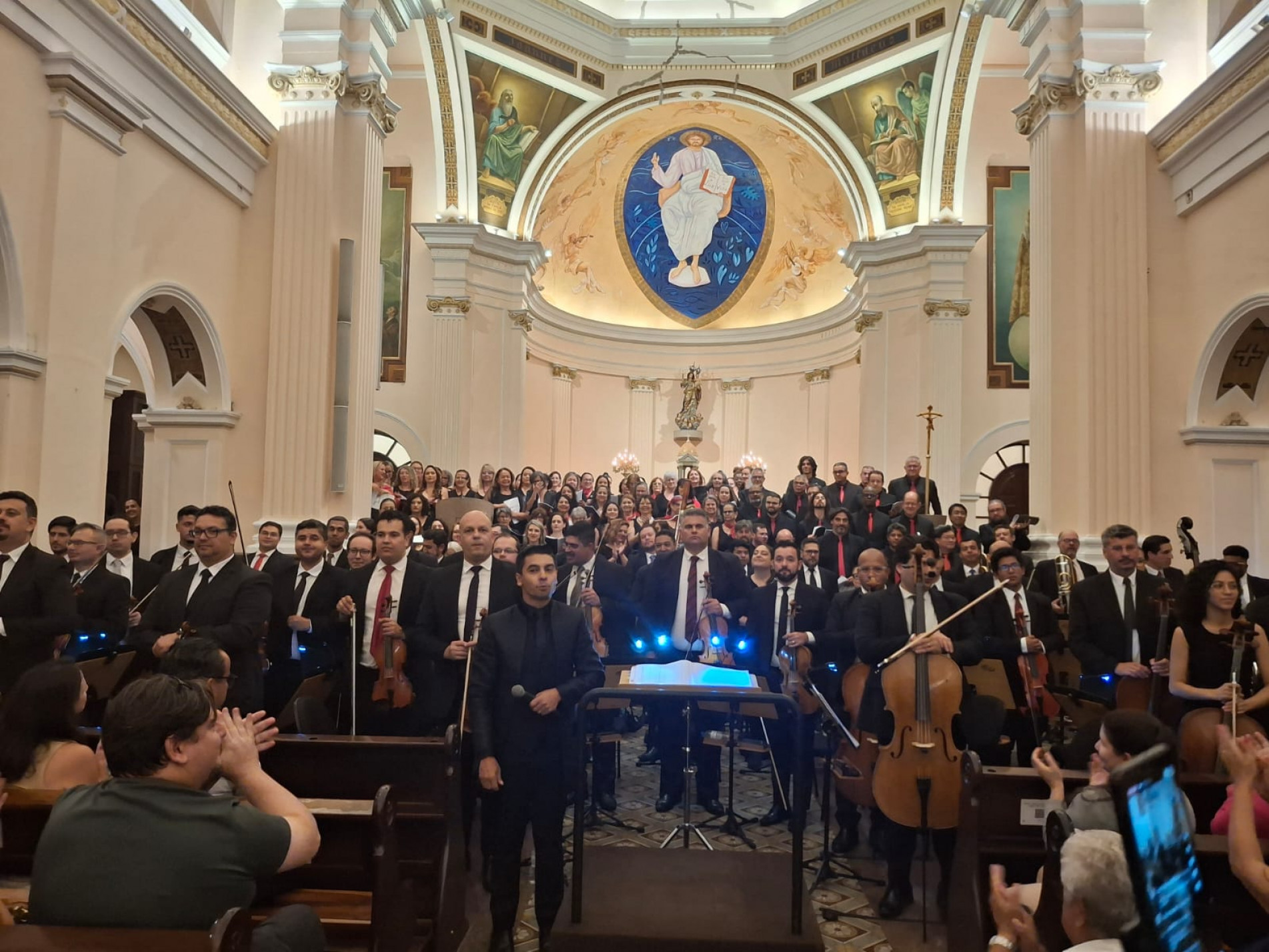 A execução conjunta reuniu a OSS, o Coral Fundec, preparado pela regente Sandra Sanches, o Madrigal Fundec, além do pianista Daniel Guimarães