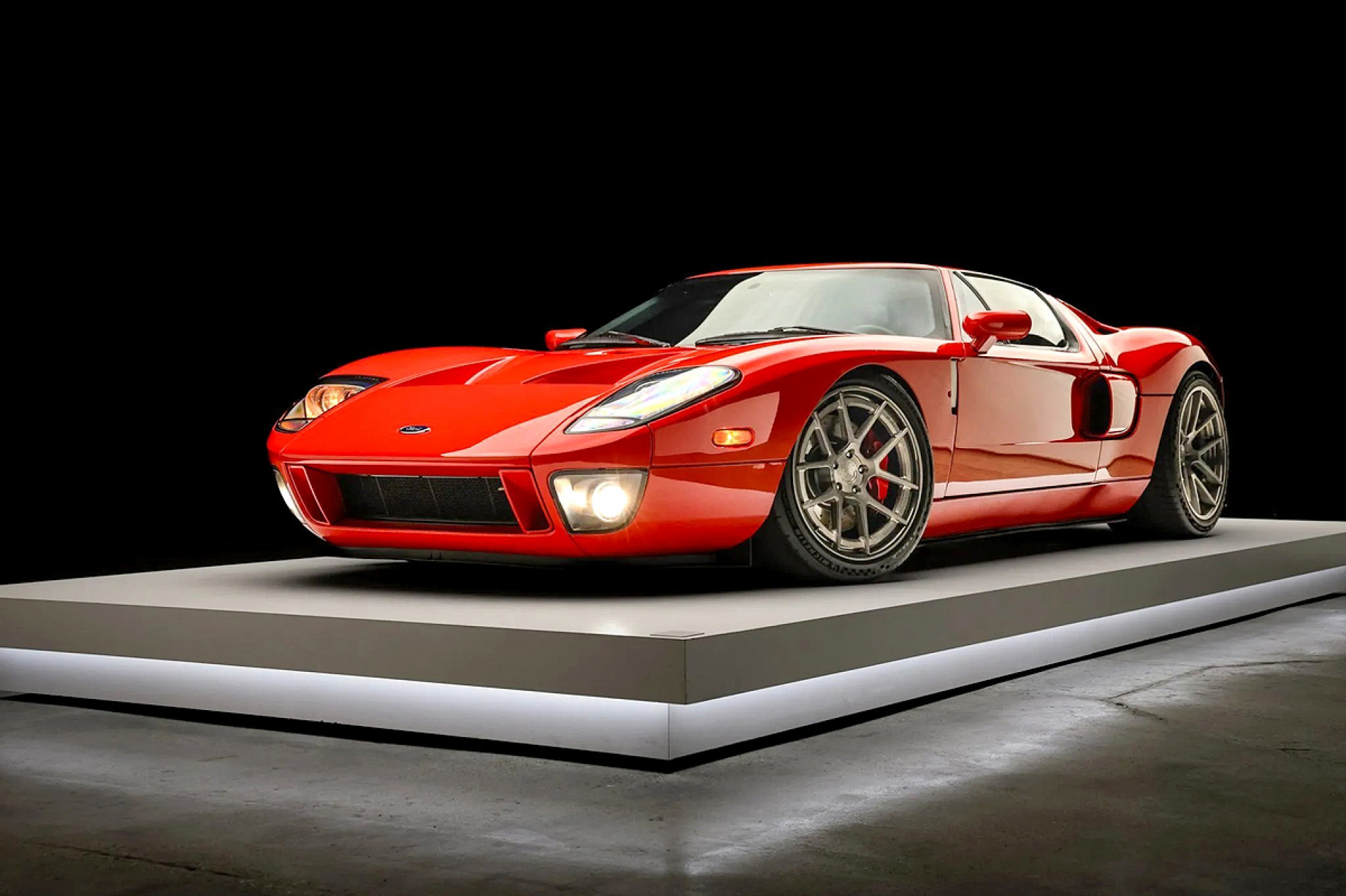 Modificações incluem corpo de borboleta Accufab, ajuste de ECU e escapamento modificado
