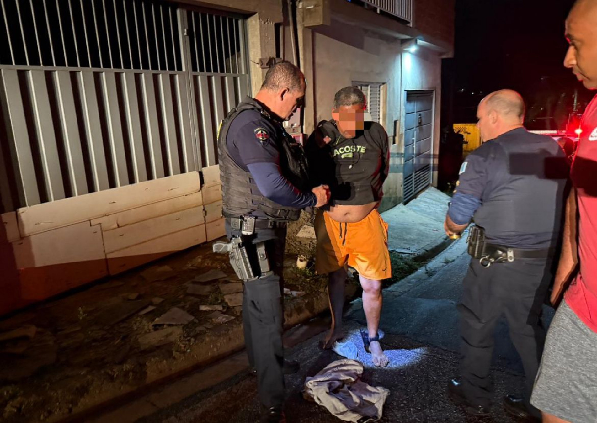 Os guardas fizeram cerco e buscas pela região e conseguiram localizar um dos acusados