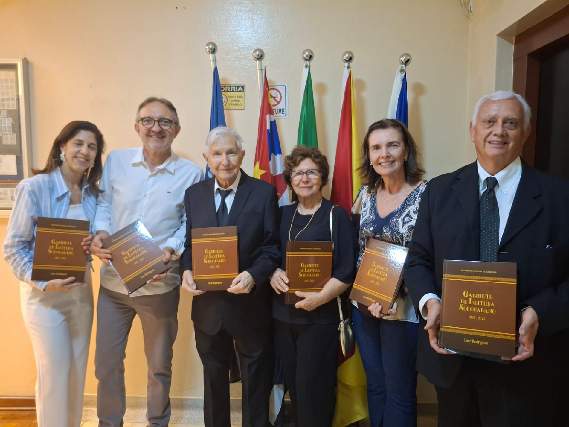 O livro conta com 400 páginas