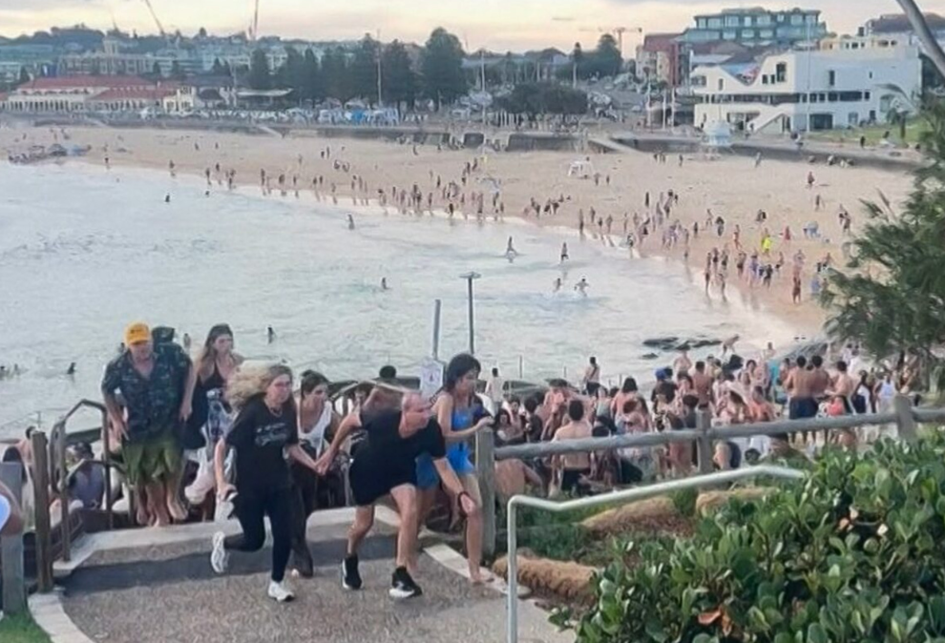 Multidão corre após ouvir tiros na praia de Bondi, na Austrália
