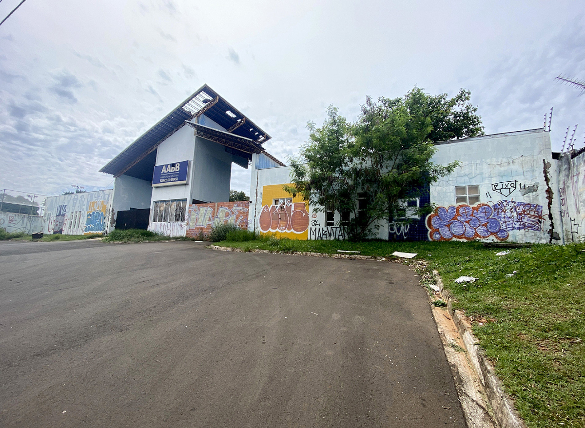 Imóvel no Jardim Novo Mundo está fechado há três anos, foi depredado e alvo de furtos
