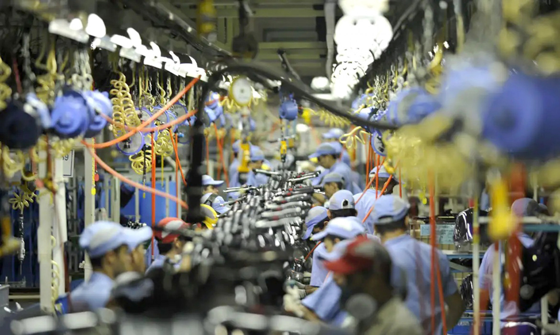 Linha de montagem da Yamaha, em um chão de fábrica em Manaus; incertezas na economia
