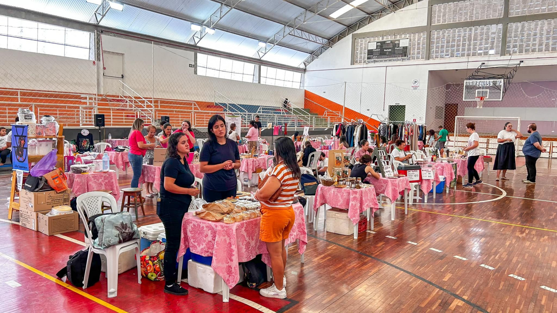 Iniciativa reúne mulheres que desenvolvem atividades artesanais no município, com foco na exposição e comercialização de produtos e serviços