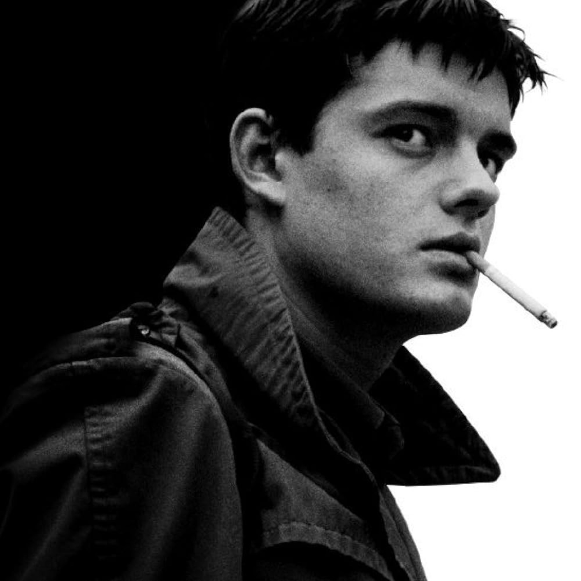 Longa retrata a trajetória de Ian Curtis, vocalista da banda Joy Division, em Manchester nos anos 1970.