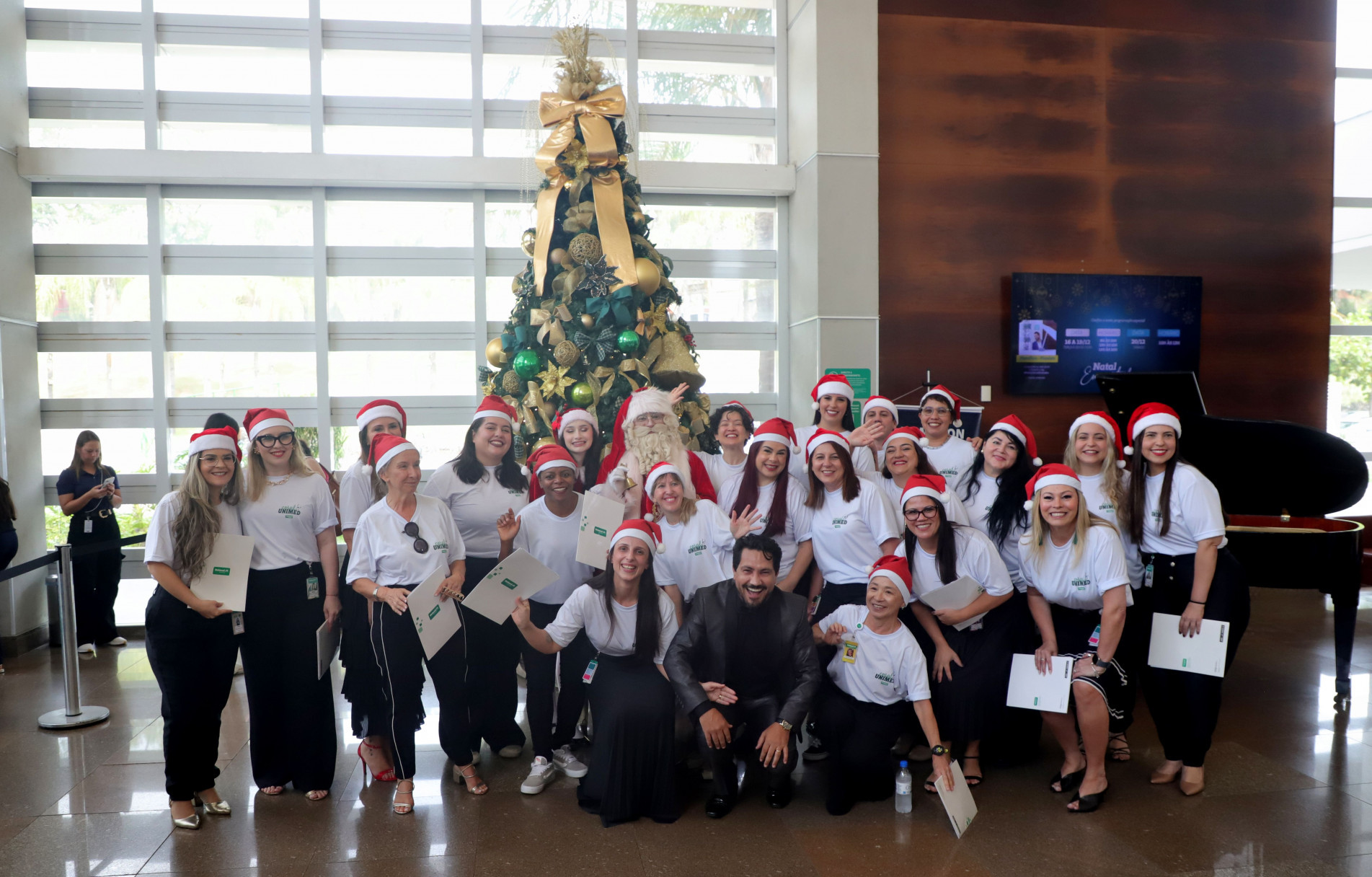 O coral apresentou músicas tradicionais de Natal, como Então é Natal, Noite Feliz e Vem que Está Chegando o Natal