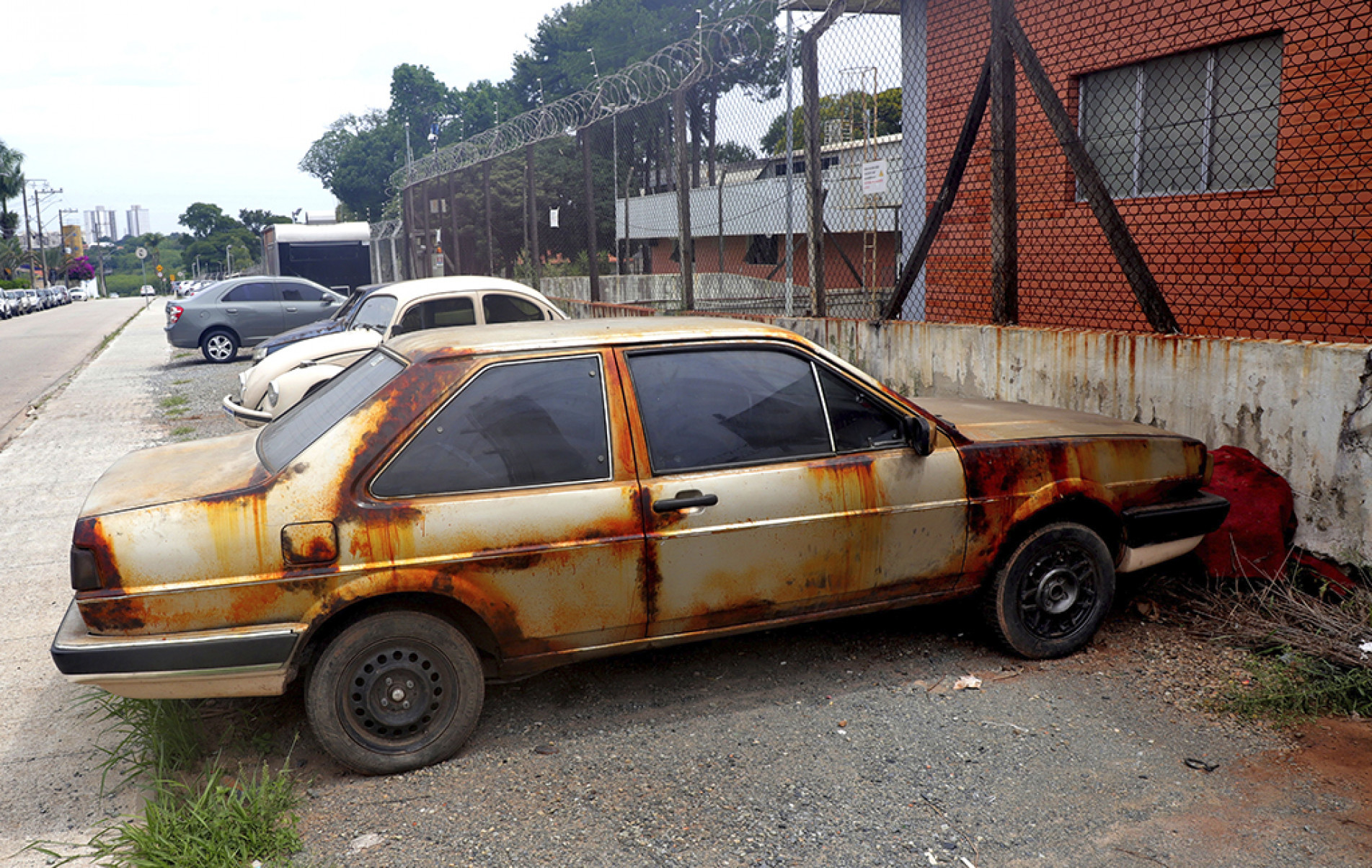 Automóveis sem condições de uso permanecem estacionados por dias ou até meses
