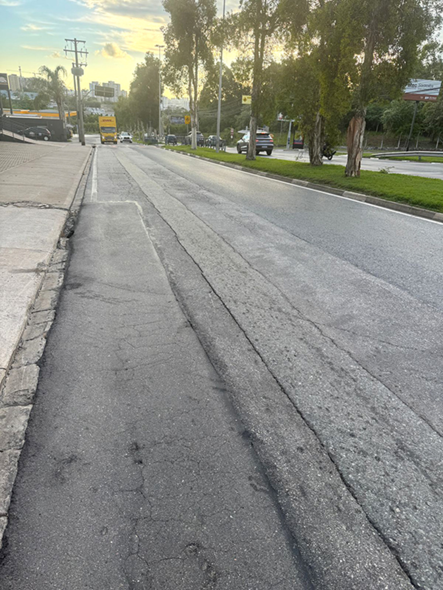 Em alguns trechos da via, o asfalto apresenta desníveis, remendos e áreas desgastadas
