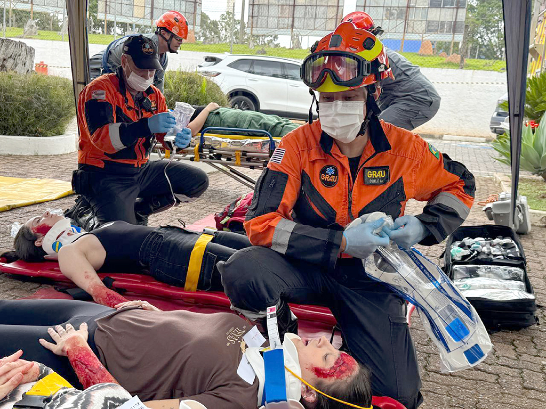Alunos de Medicina, professores, bombeiros e agentes da Defesa Civil participaram de simulado que integrou atendimentos pré-hospitalar e hospitalar em ambiente controlado
