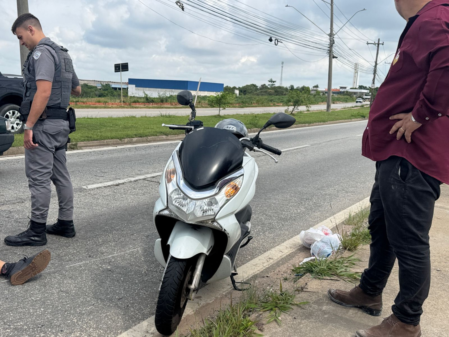 Vítima apresentava ferimentos nas mãos e no braço.