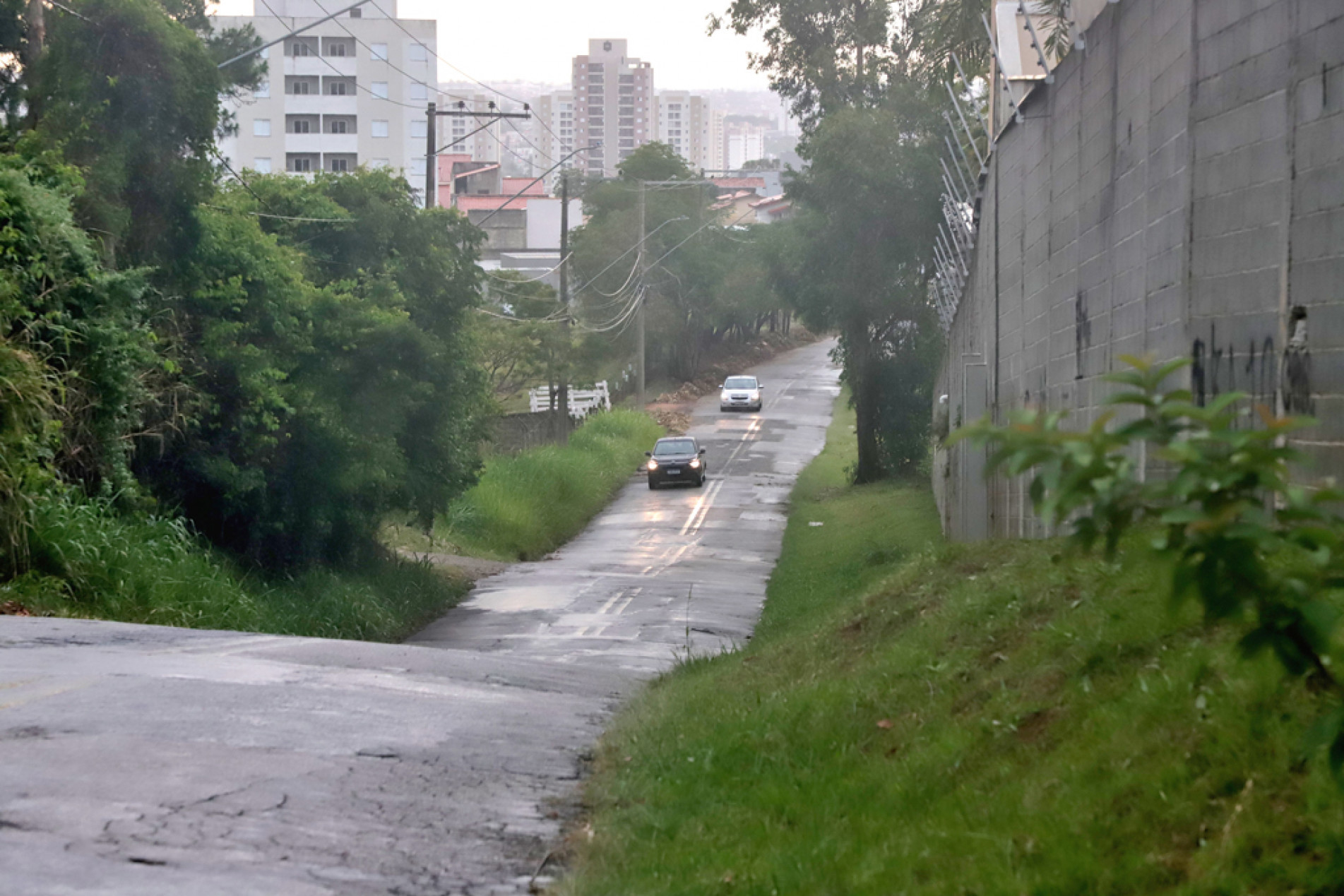 Acúmulo de terra e falta de calçadas trazem risco a pedestres que passam pela rua Ramon Haro Martini
