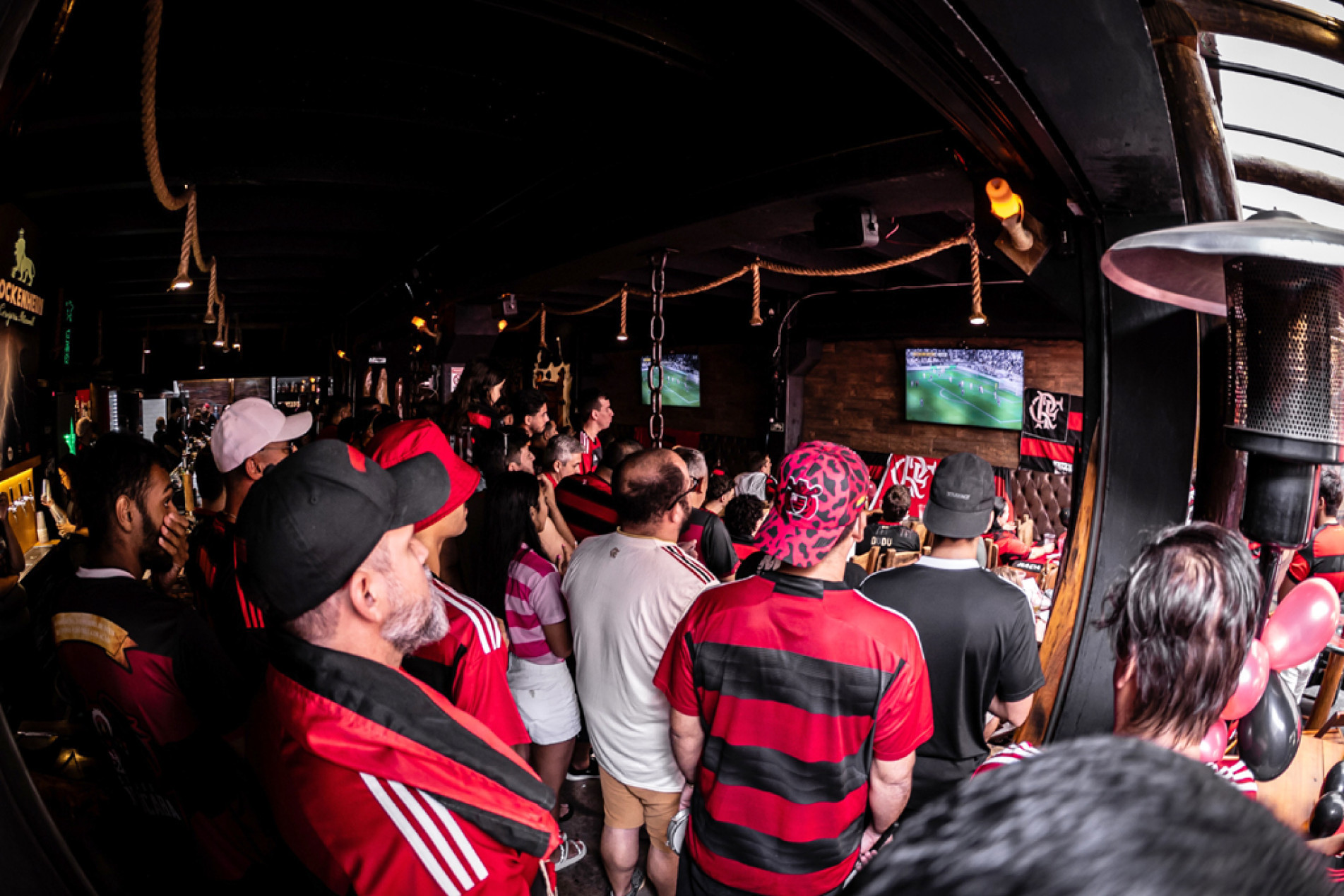 Em Sorocaba, mais de cem flamenguistas celebram a entrega do time e reforçam a confiança no futuro