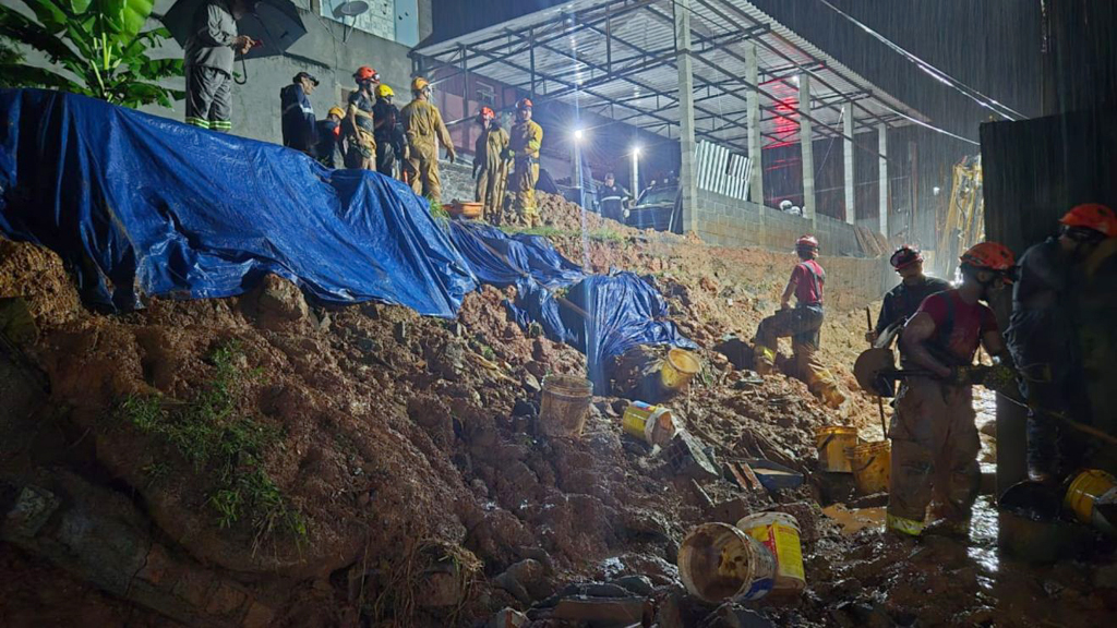 Bombeiros tiraram corpo de soterramento após queda de muro
