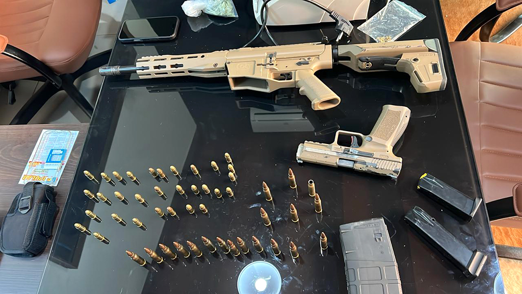 Grupo tinha armas e carros de luxo 
