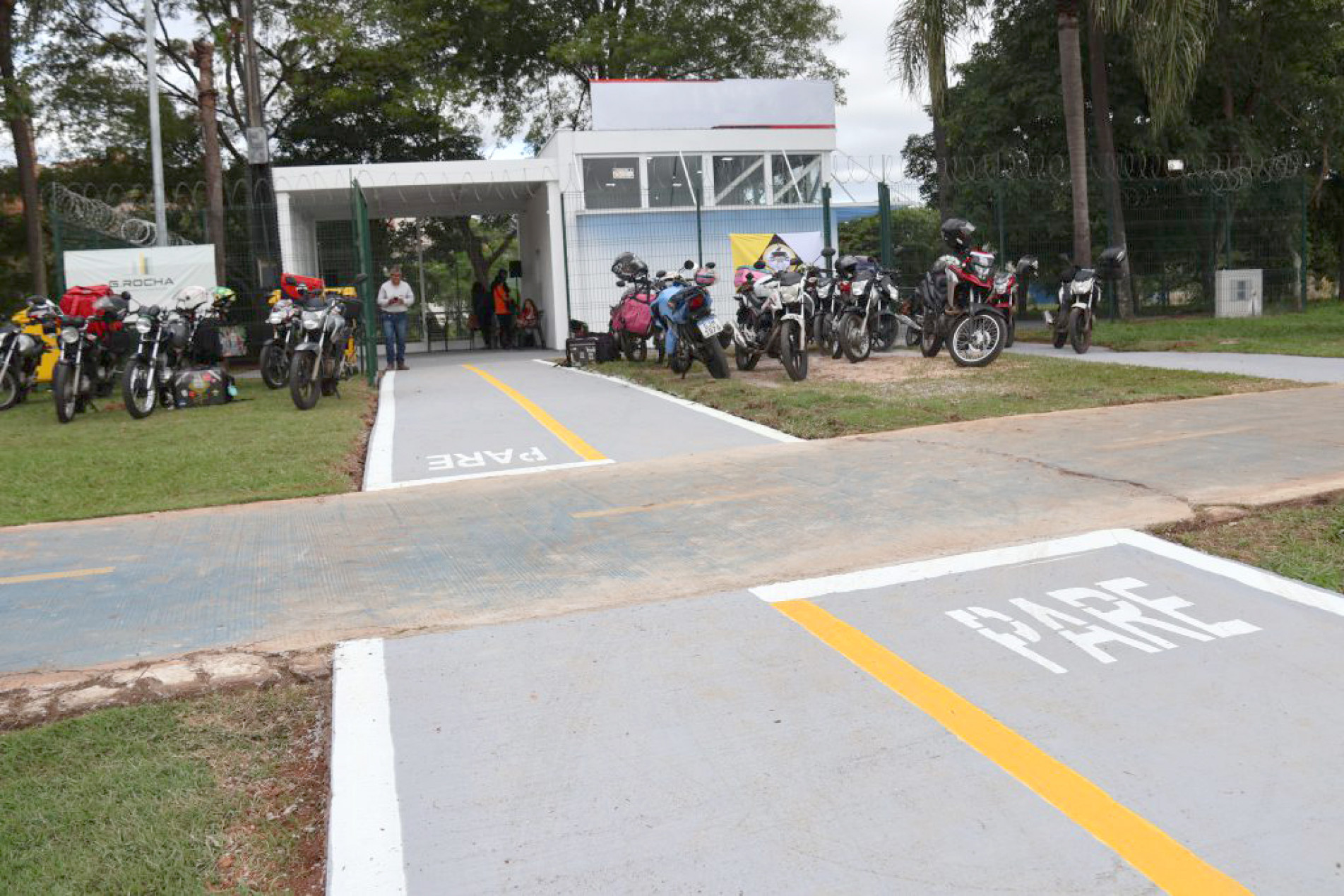 Abrigo para entregadores tem banheiros, geladeira e fica próximo do terminal São Paulo
