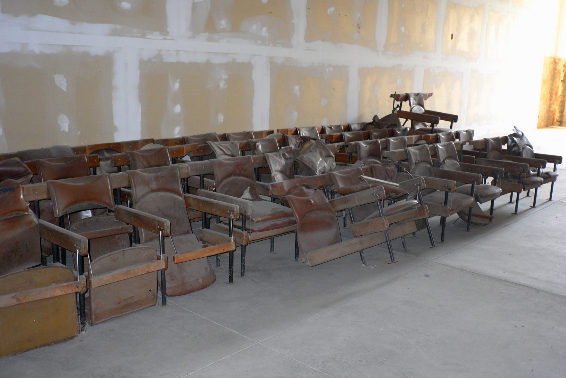 Longarinas projetadas por Sergio Rodrigues, atualmente fora de uso, que sera?o restauradas