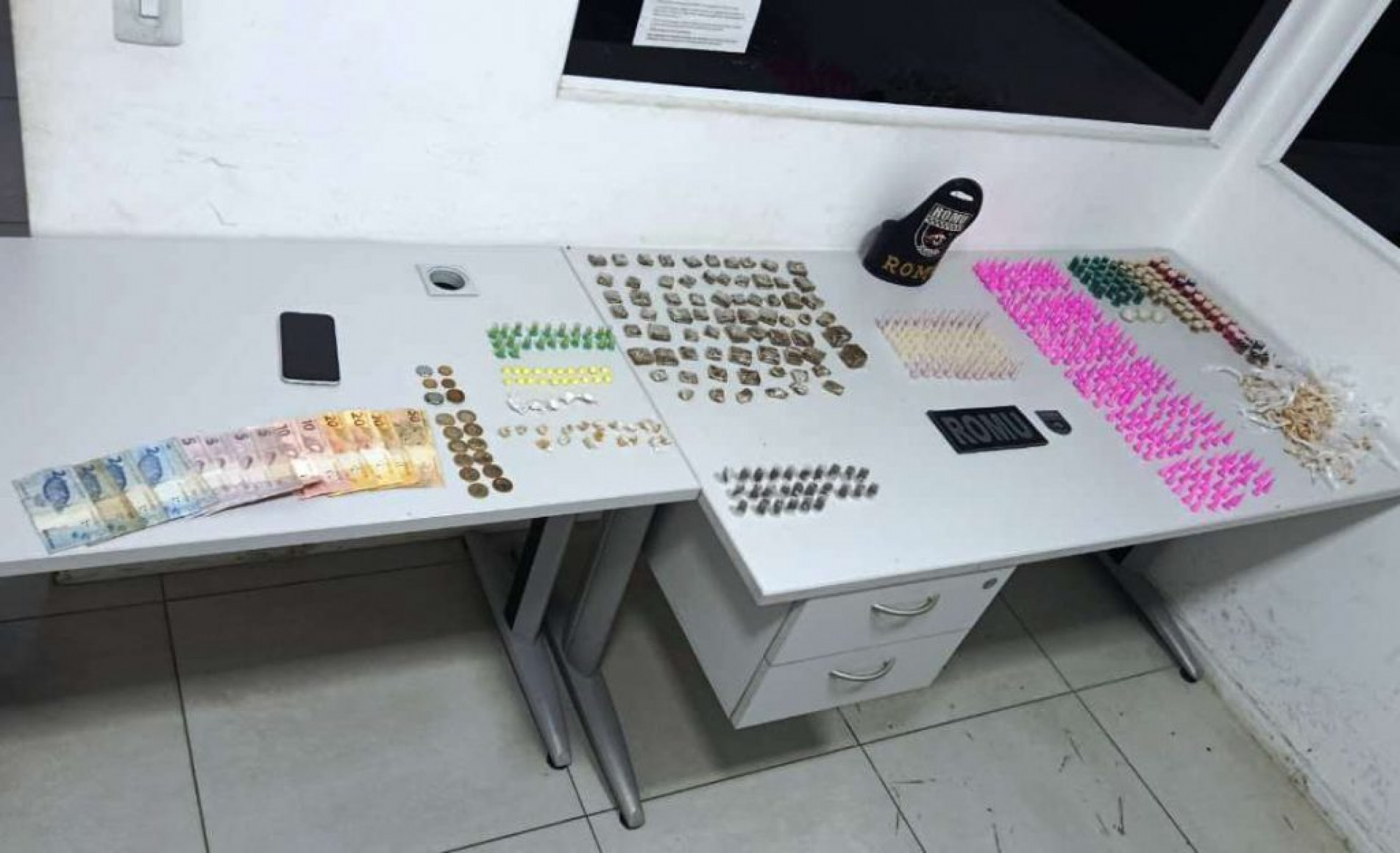 Ao todo foram apreendidas 956 porções de drogas