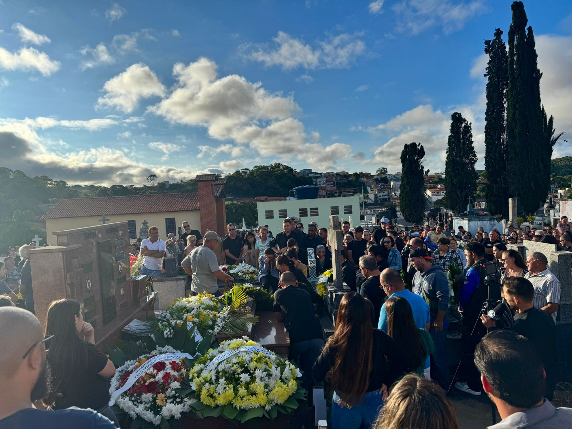 No sepultamento do prefeito de Piedade, Geraldinho, no Cemitério Nossa Senhora Aparecida, a despedida foi marcada por comoção e homenagens