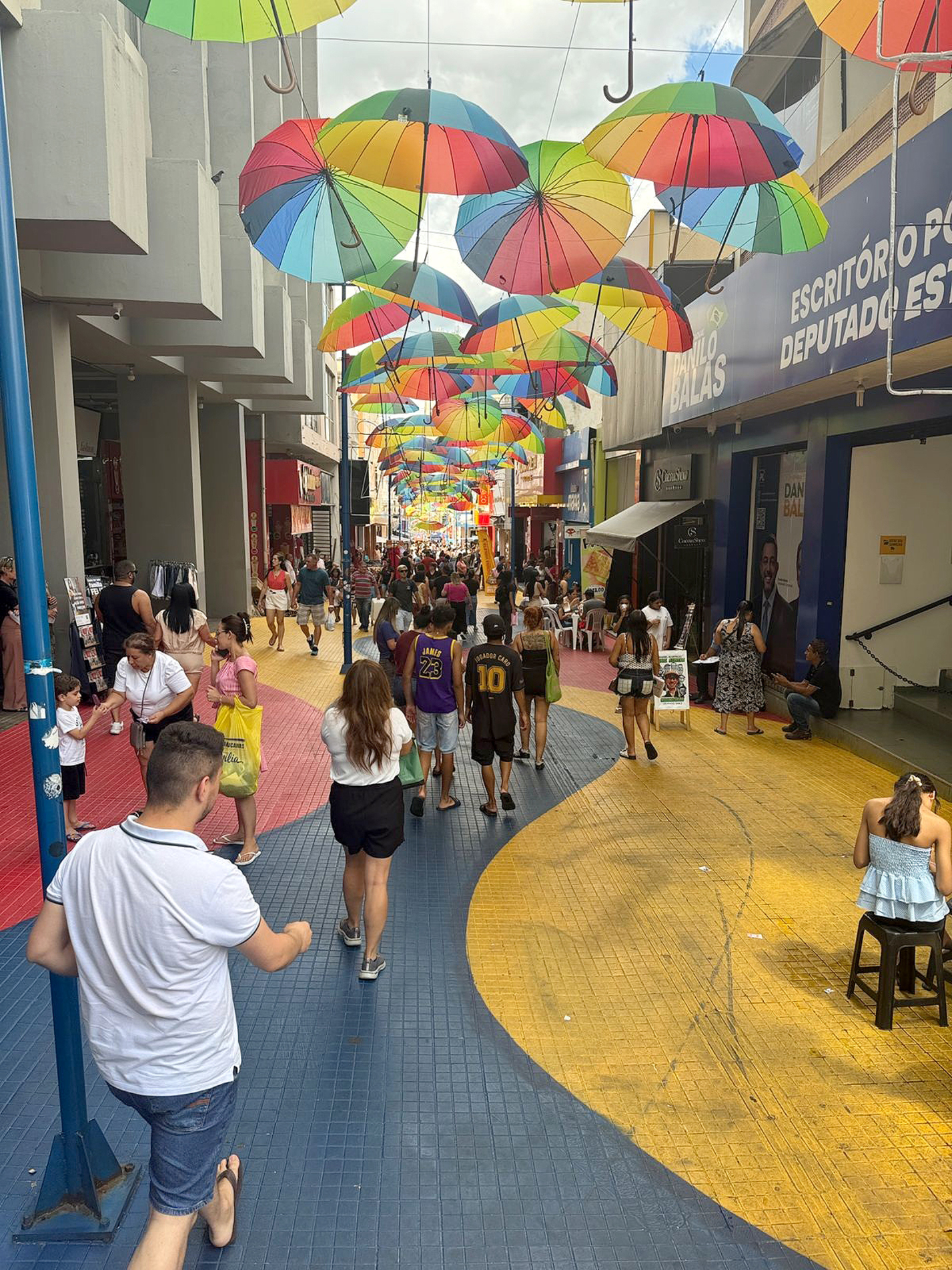 Famílias lotam calçadão e praças em busca de presentes, 
preços mais baixos e clima natalino