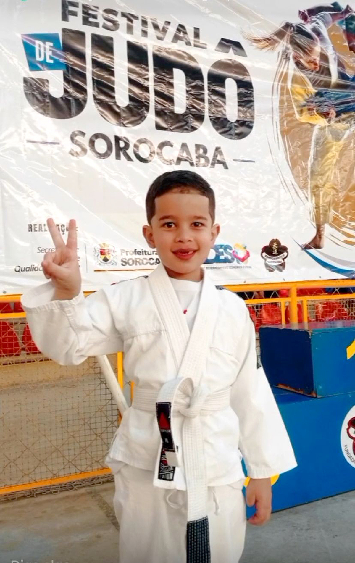 Gabriel guarda as medalhas conquistadas, mostra para amigos e familiares e reage positivamente aos elogios
