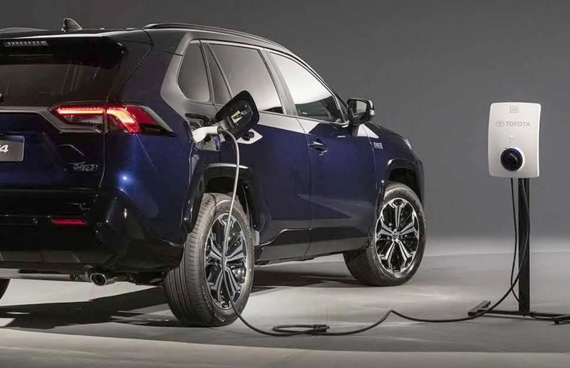 Veículos plug-in são aqueles que podem ser recarregados diretamente na tomada ou em eletropostos
