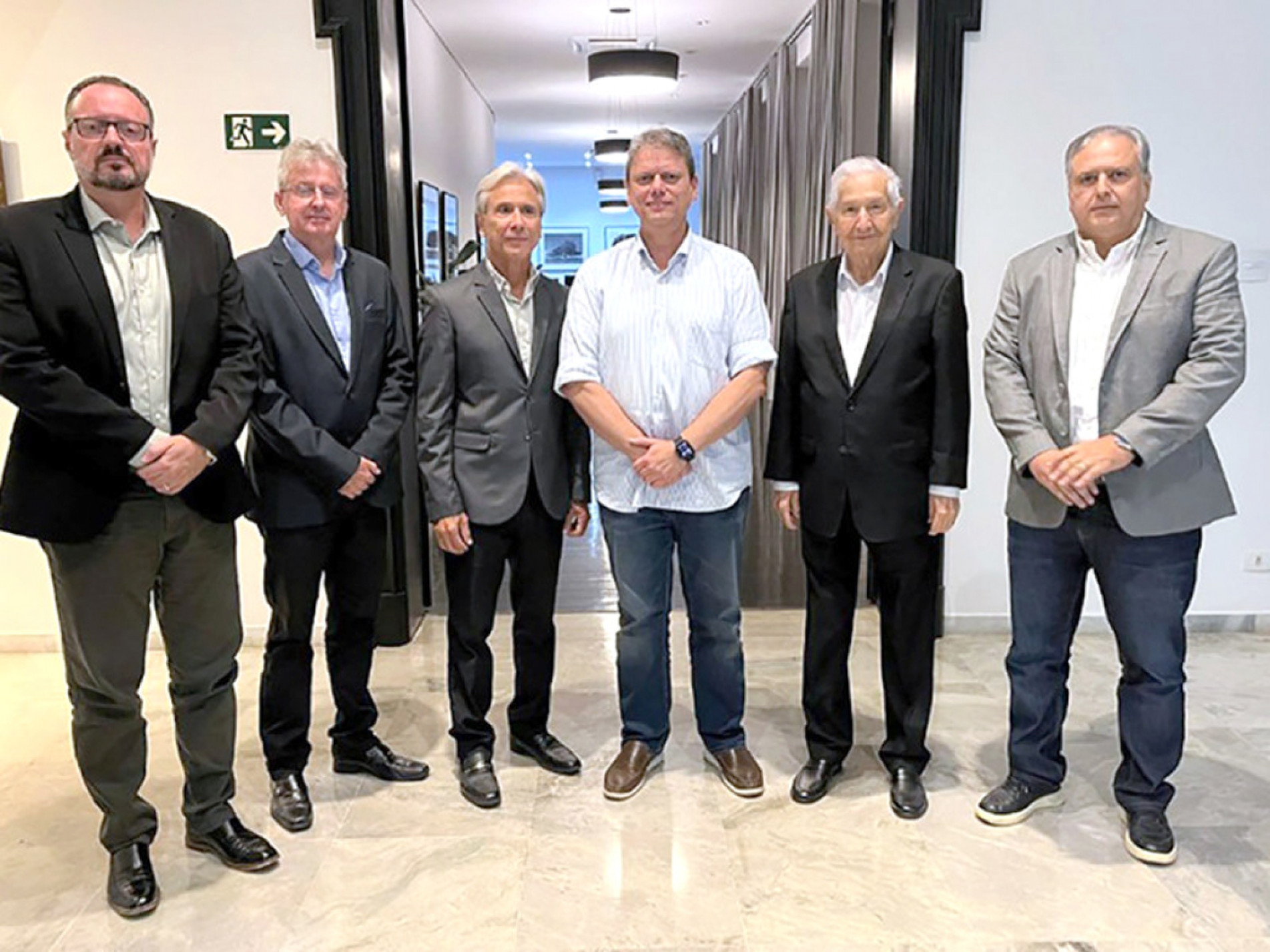 Laelso ao lado de demais membros da diretoria executiva da FUA em visita ao governador Tarcísio de Freitas, em 2 de abril deste ano
