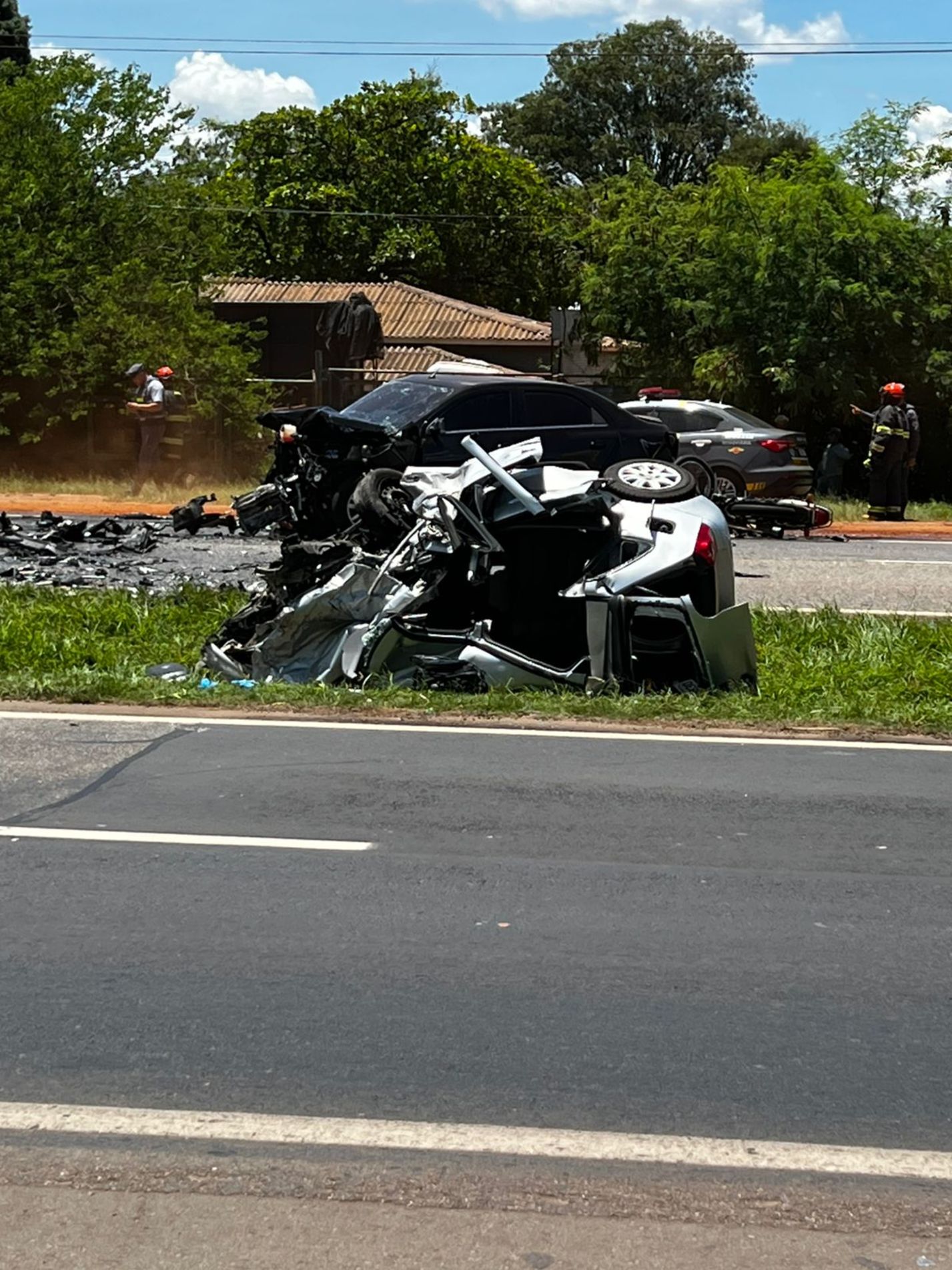  A colisão envolveu dois carros e uma motocicleta