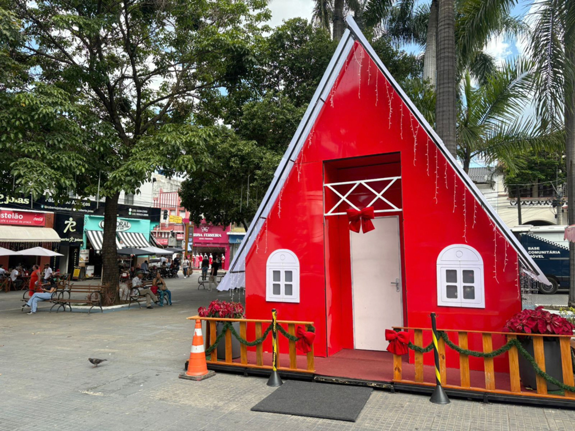 Casa do Papai Noel montada na praça Coronel Fernando Prestes: tempo de alegria, de paz e de harmonia
