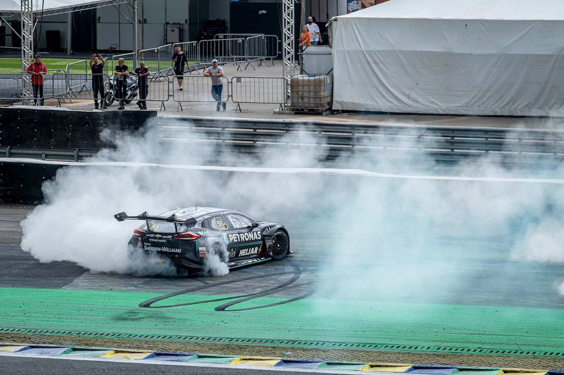 Sorocabano pilota o carro de número 51: desempenho nas duas corridas que fecharam o calendário chamou a atenção
