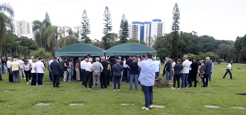 O respeito a admiração ao legado de Laelso Rodrigues foram demonstrados pelas centenas de pessoas que compareceram ao velório e sepultamento ontem pela manhã
