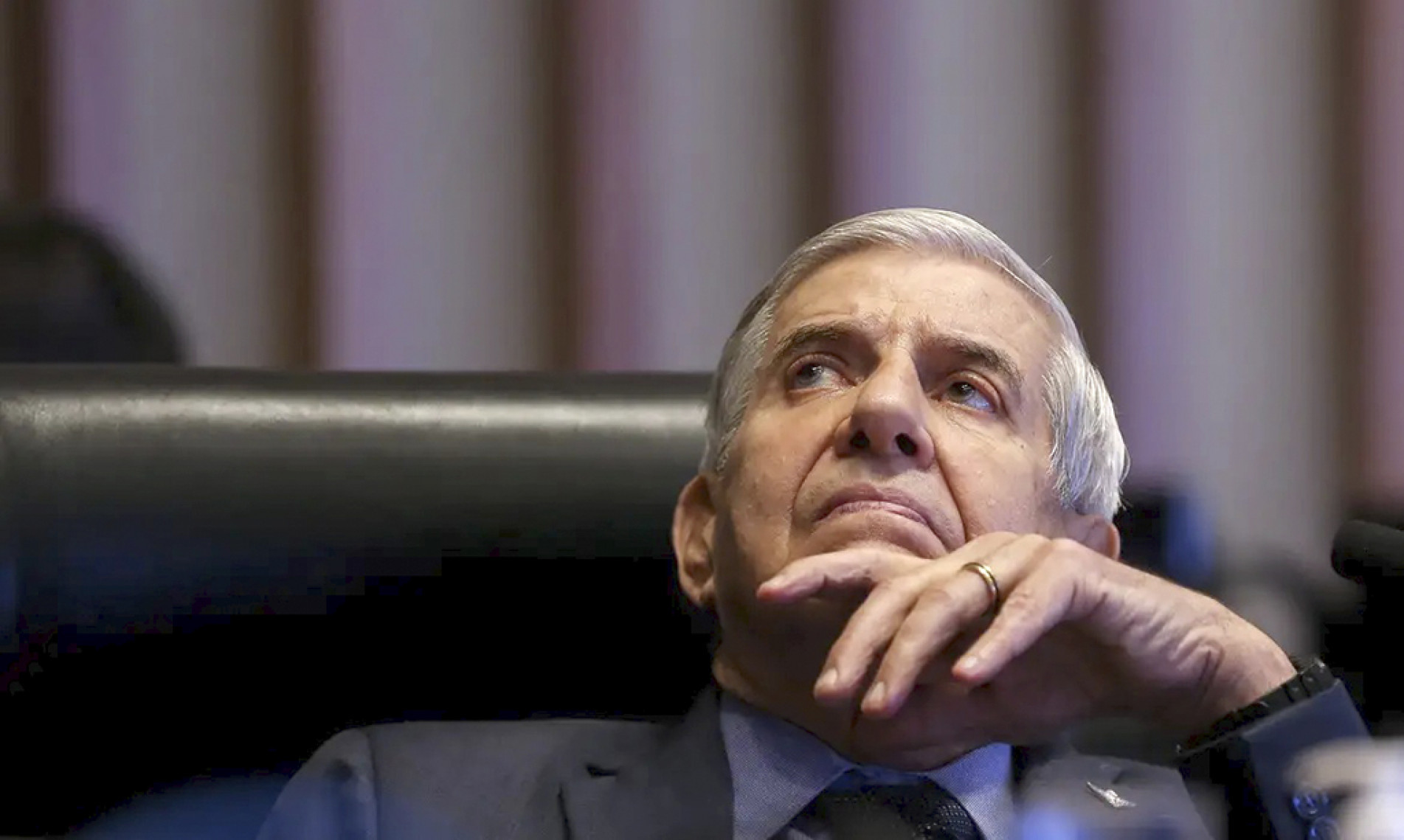 Ex-ministro deverá usar tornozeleira e entregar os passaportes
