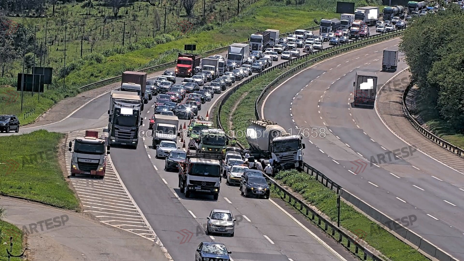 A interdição provocou congestionamento do quilômetro 31 ao 53 da rodovia. 