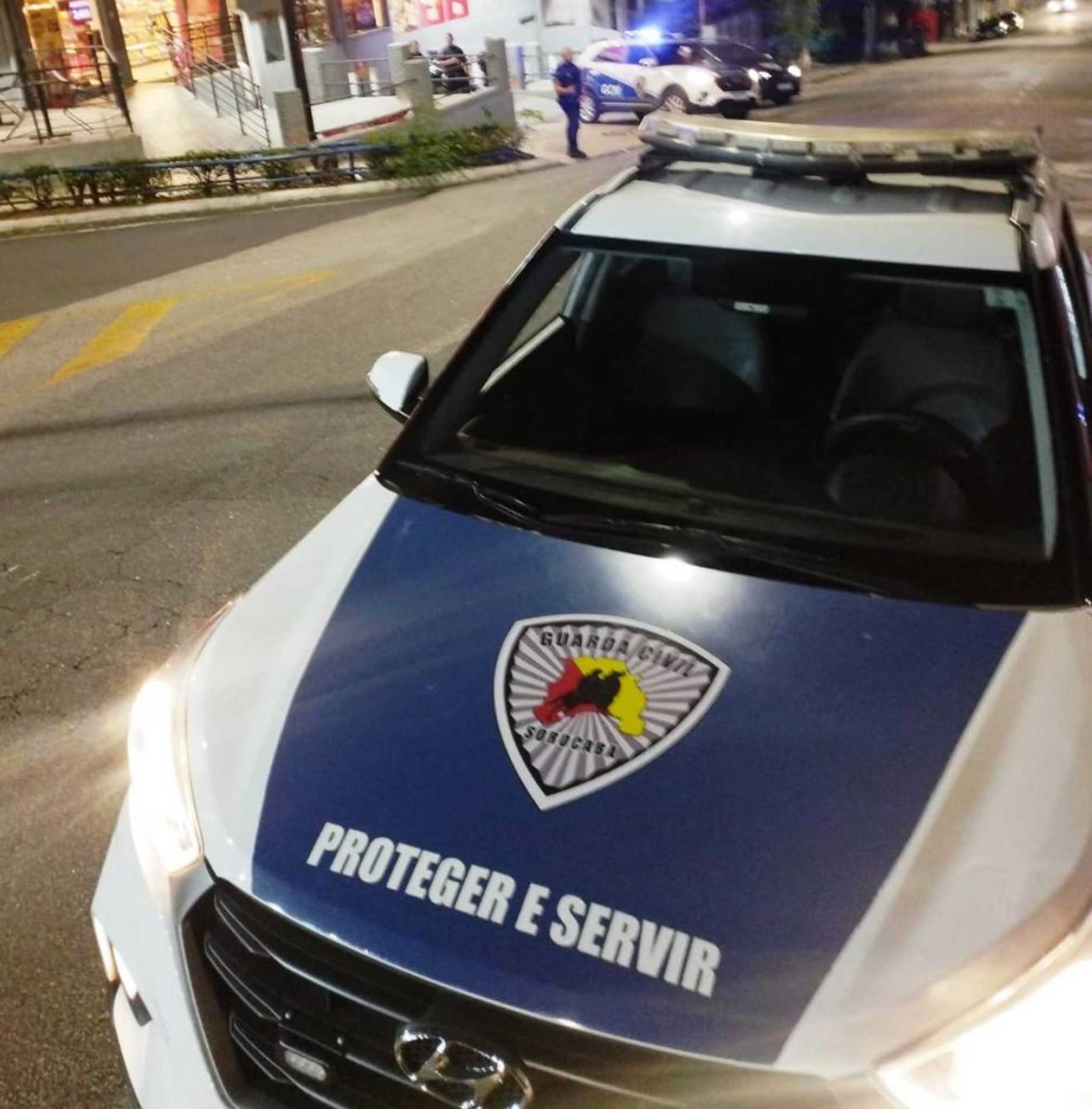 No local, os guardas encontraram o funcionário com um ferimento com sangramento, na boca