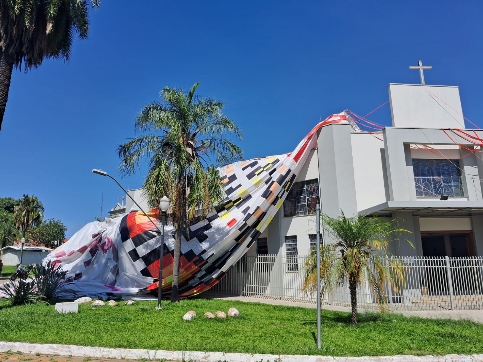 Balão cai sobre paróquia em Itu