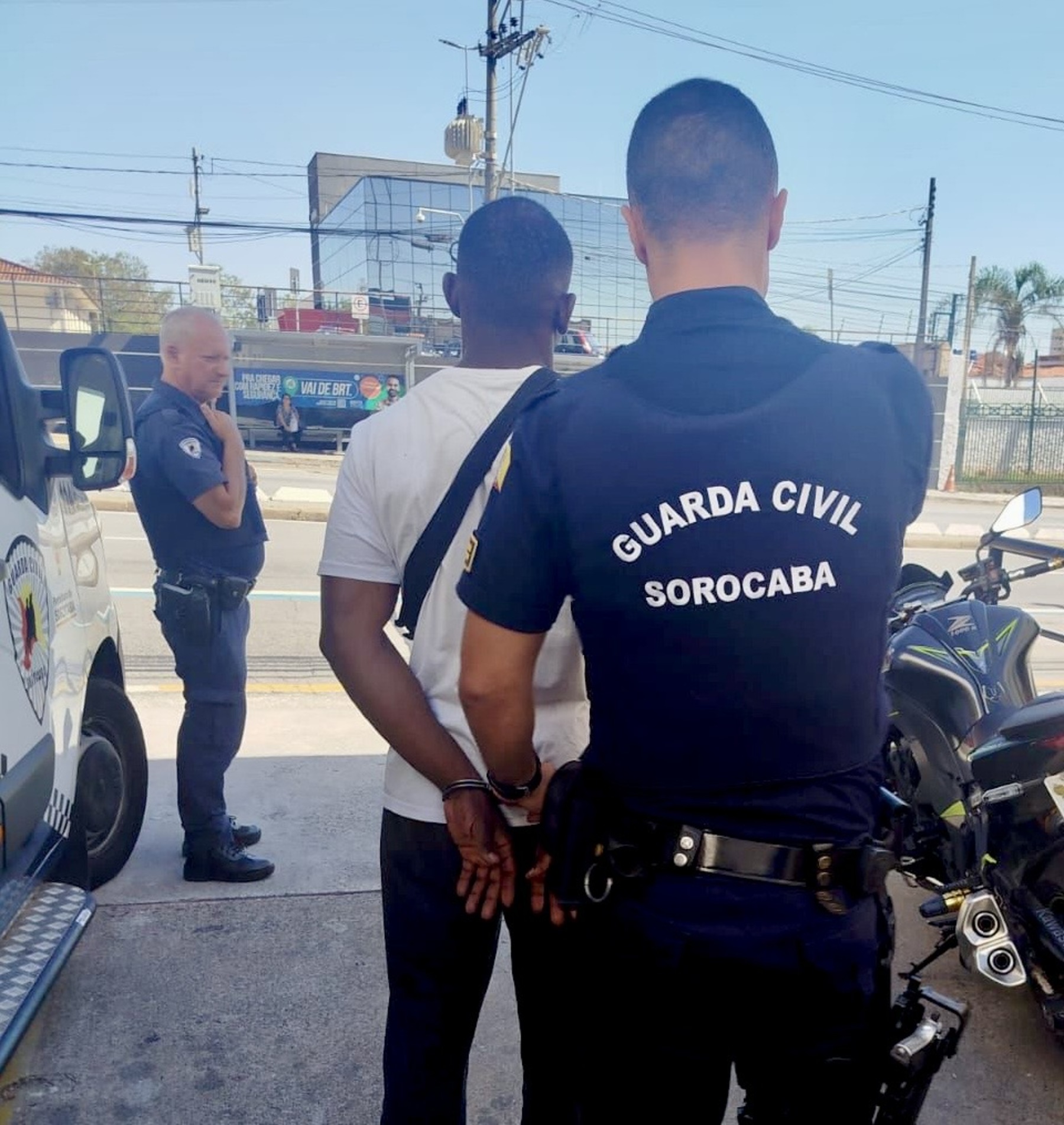 Foram encontradas latas de spray, recipientes com tinta, rolo de pintura e bicos aplicadores