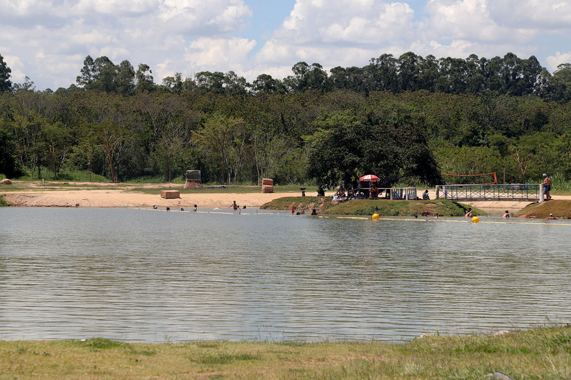 Pessoas se divertem na prainha do Porto das Águas: Estado registra aumento de até 60% no consumo, enquanto autoridades reforçam alerta para uso consciente
