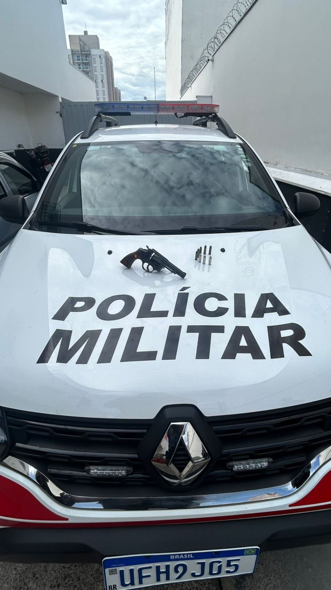  O criminoso foi preso. Com o homem, foi apreendido um revólver calibre .38.