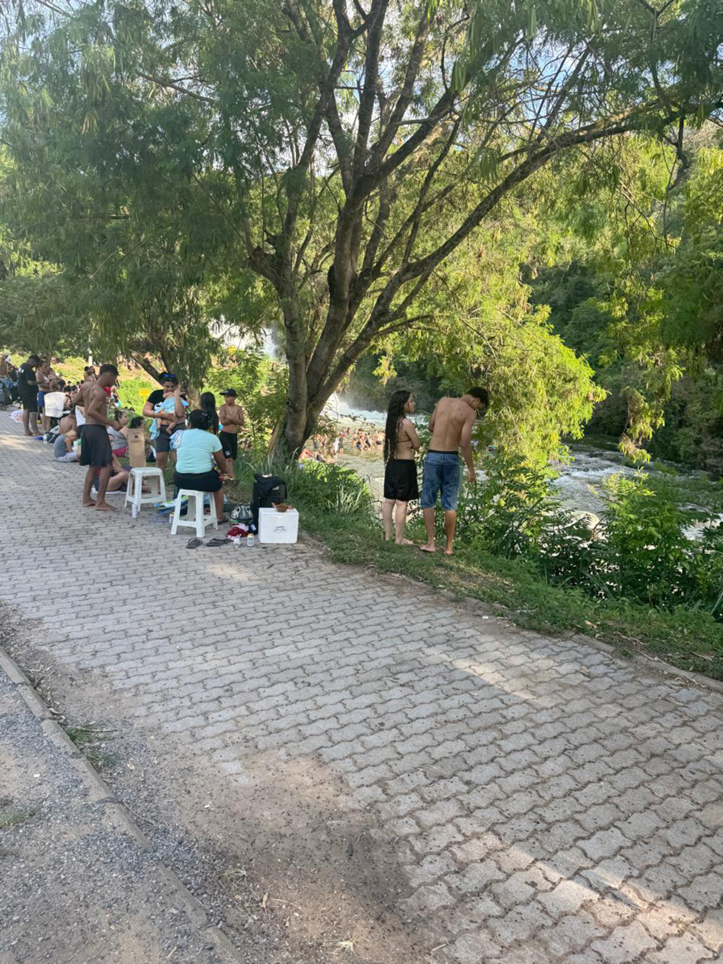 Moradores do entorno relatam caos no trânsito, insegurança e ausência do poder público, enquanto visitantes reclamam da estrutura precária do parque
