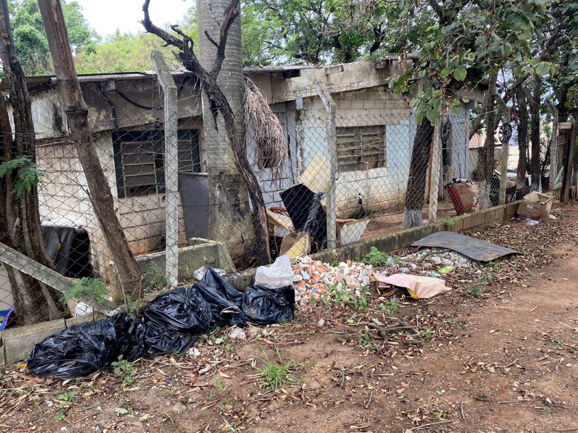 Estrutura deteriorada do antigo CEI-65 segue sem destino definido, acumula denúncias de invasões e causa insegurança no bairro

