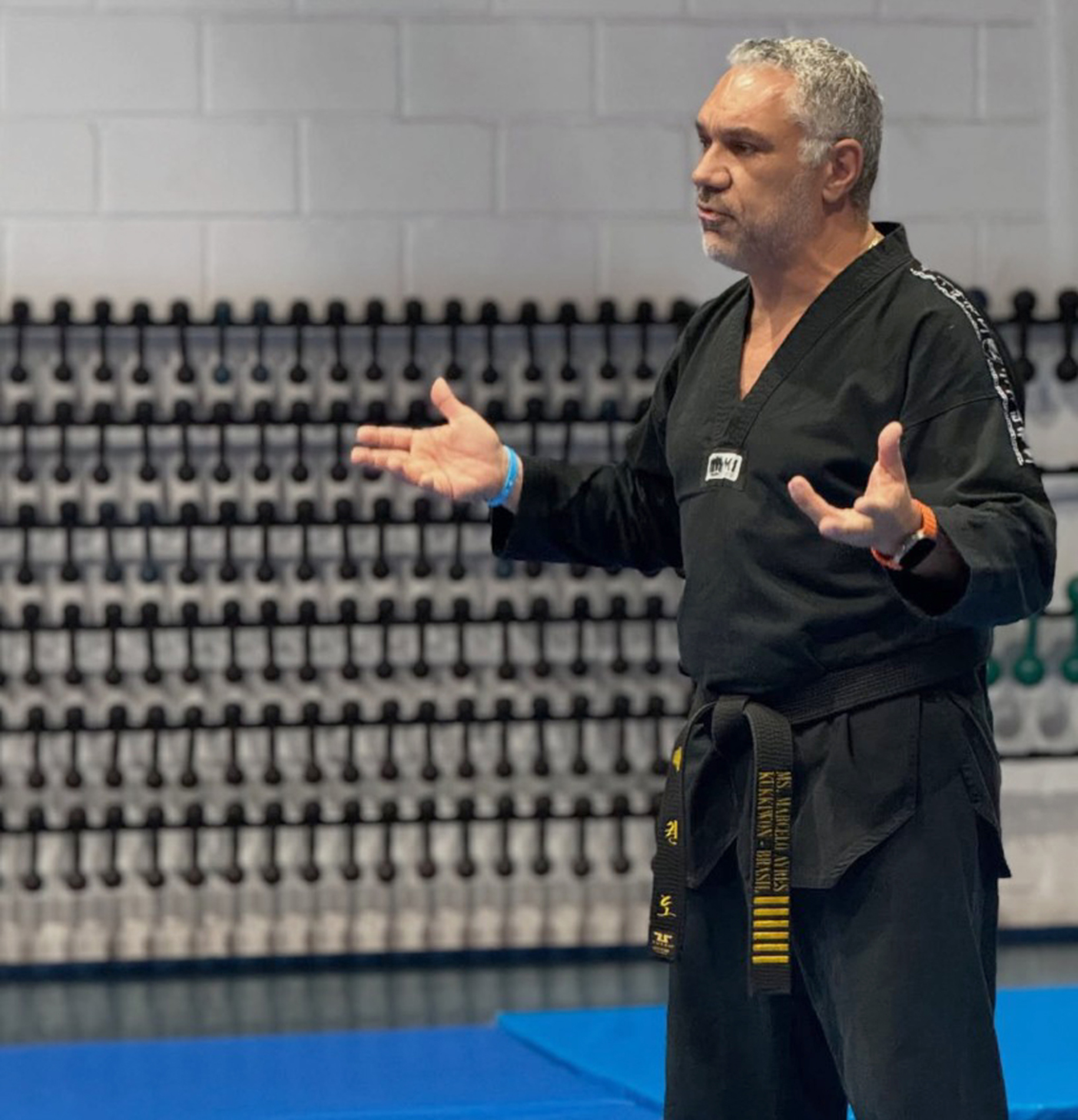 Mestre sorocabano se prepara para o  7º dan enquanto atua na formação de atletas, estudantes e profissionais da segurança pública
