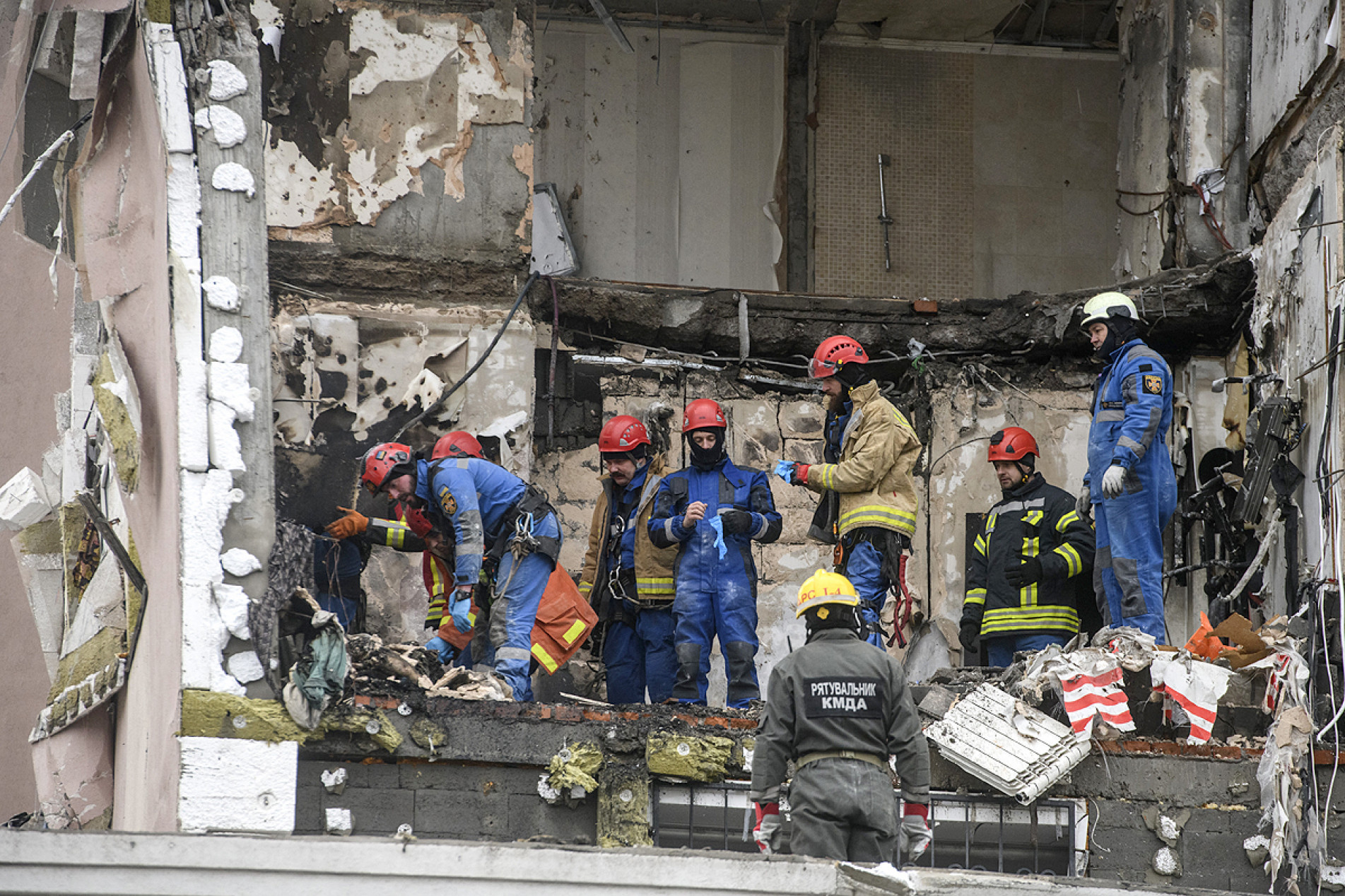 Um dos projéteis incendiou um prédio; 
uma pessoa morreu e 28 ficaram feridas