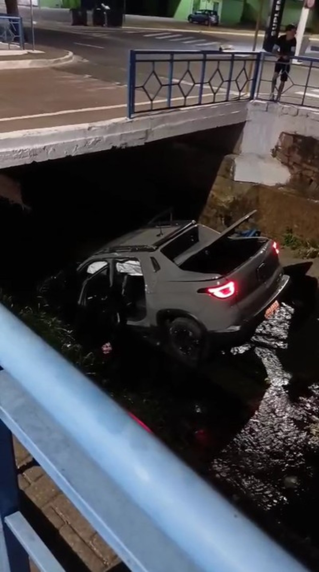 Carro caiu em corrégo na avenida Dr. Otaviano Pereira Mendes