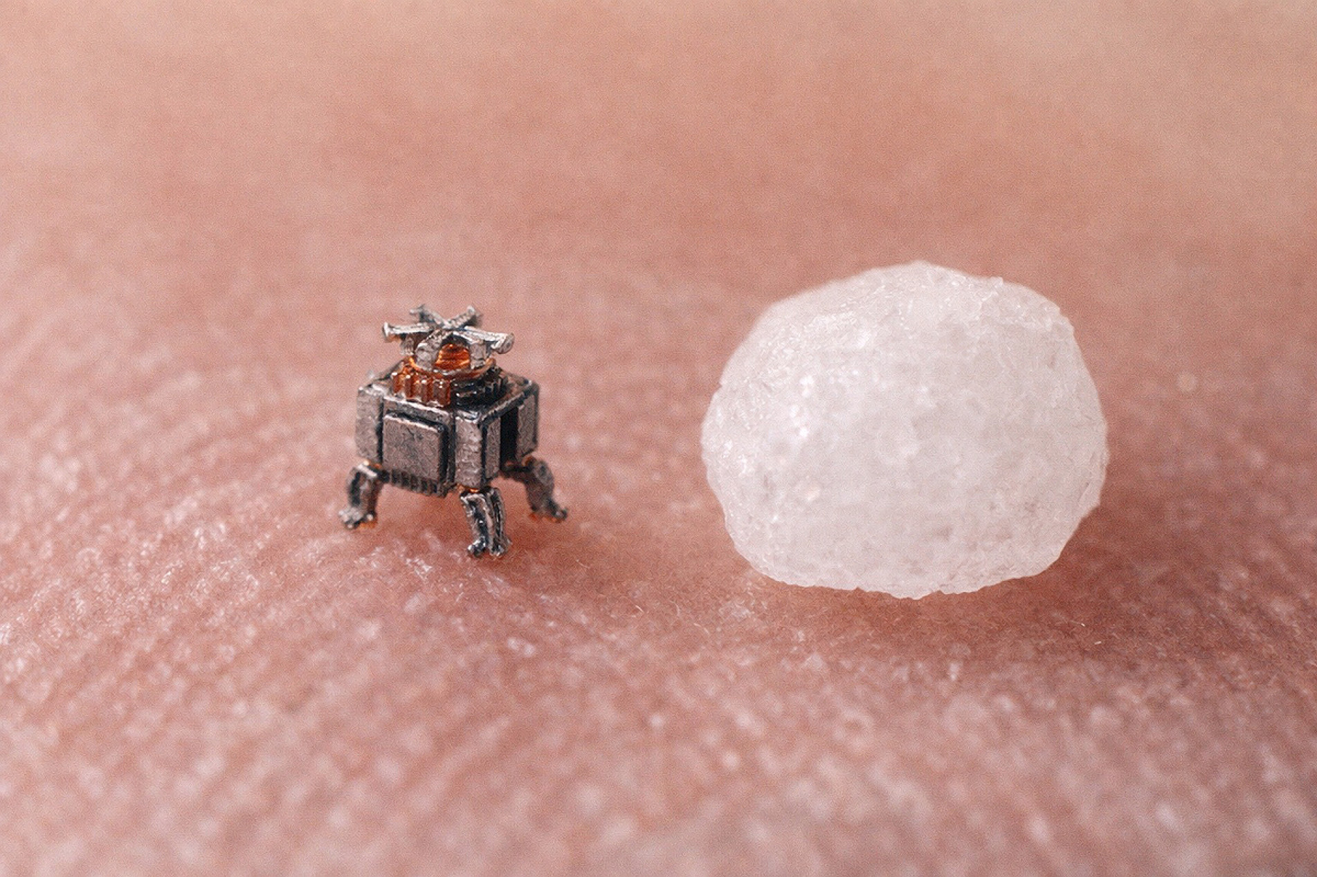 Cientistas criaram
um robô microscópico
para fazer tarefas
superdelicada
