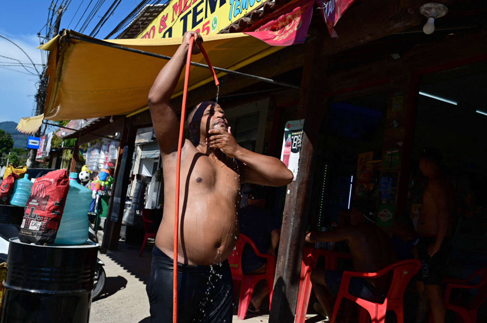 População se refresca como pode
